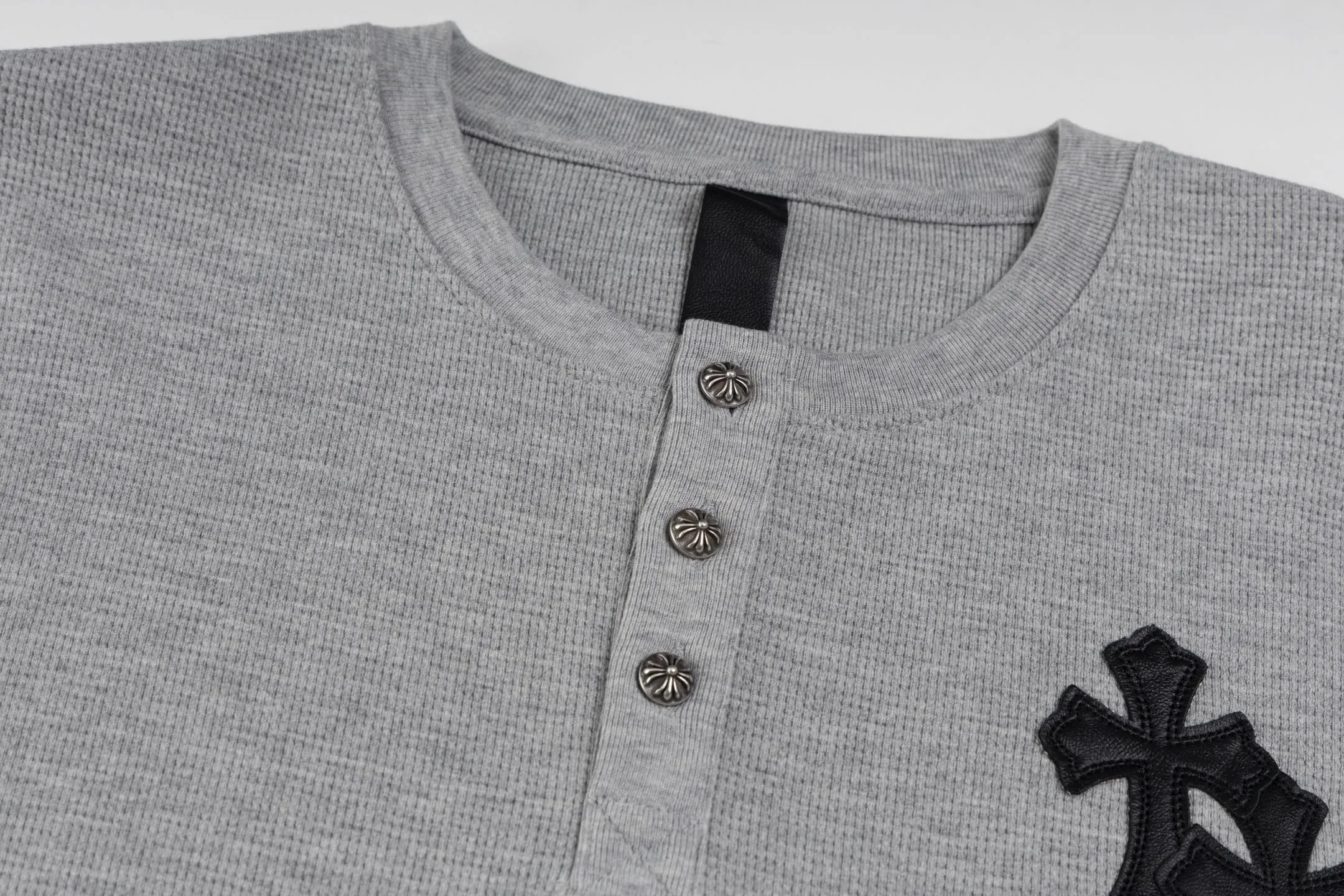 🅿️440 [Exclusive supply] CH Croix Heart Cross Leather Waffle Sweatshirt (grey) The fabric is made of 350g cotton waffle double-layer material before washing, which distinguishes the low-gram weight cut corners and non-pure cotton market products. The silver buckles and scrolls are made of antique bronze and real silver (the materials have reached the market's 300+ quality). The leather label is still made of genuine imported lambskin. The most important thing is the hand-sewn leather (the cost of manual work is high) in the fabric and hardware A lot of effort has been put into the craftsmanship. The top quality in the market and the industry benchmark are only owned by a few people. Size:S/M/L